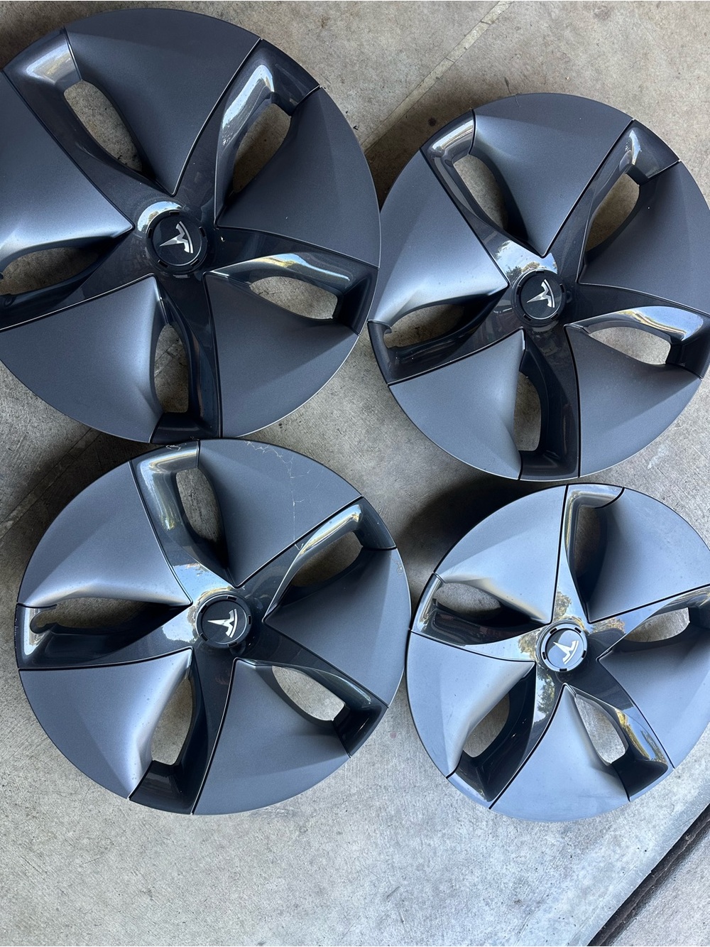 Tesla Car Wheel Covers for model 3 -excellent condition (4)